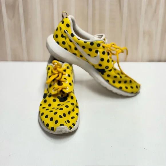 Nike Yellow and Black Dotted Sneakers - Picture 5 of 7